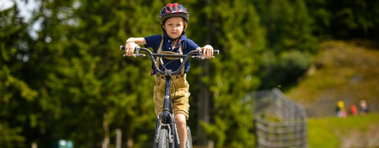 Kind beim Fahrradfahren in Gastein