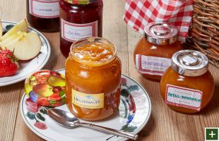 Kosten Sie die selbstgemachten Marmeladen-Spezialitäten im Hotel Hauserbauer